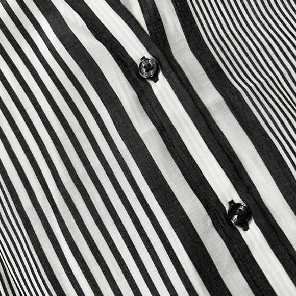 Express NWT Black  & White Striped Sleeveless button down blouse Size S - Picture 4 of 4